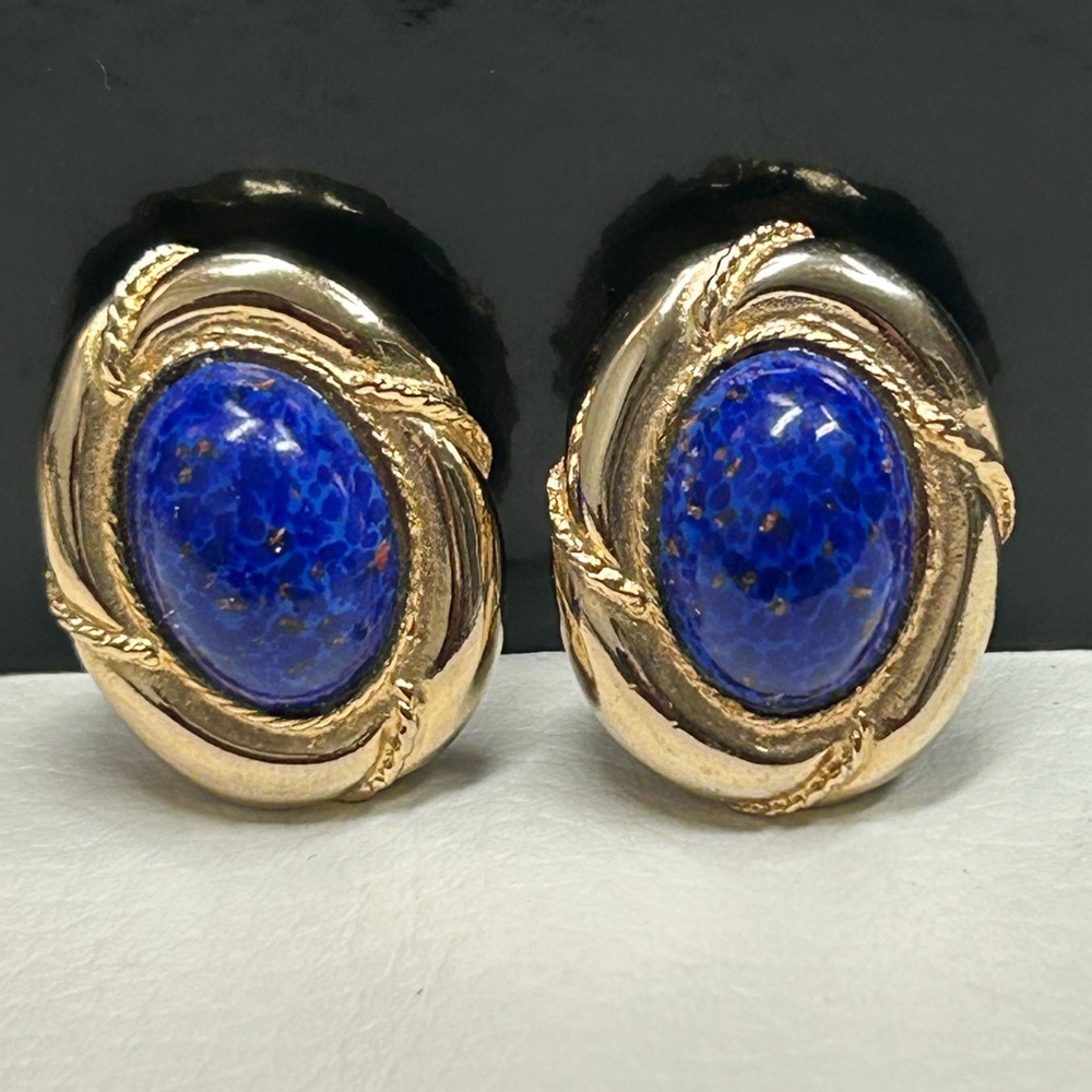 Modern VTG Gay Boyer Signed Oval Gold Tone & Navy Blue Stone Clip On Earrings